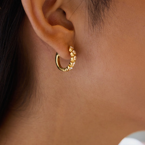 Pendientes Huggie de Oro de 18K y Acero Inoxidable con Zirconia Redonda Engastada en Bisel, Joyería de Moda - Product Image 2