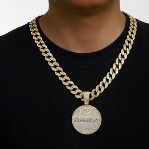Joias de Moda Hip Hop para Homens: Colar com Pingentes Grandes com Logotipo Izable Cravejado, Corrente Cuban Link, Pingentes de Medalha e Berloques - Product Image 3