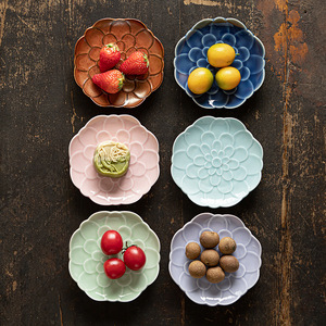 Assiette à fruits en forme de fleur en céramique, petit plat à dessert en porcelaine pour servir des collations lors d'une fête du thé - Product Image 2