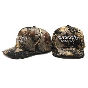 कस्टम कढ़ाई फ्रंट लोगो के साथ कैमो 5 पैनल स्नैपबैक हैट फ्लैट ब्रिम - Product Image 2