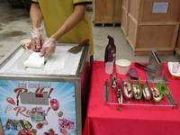 Nouvelle machine à rouleaux de crème glacée OEM carrée de 45 cm en acier inoxydable 304, pour usage intensif en restauration, avec comptoir pour la préparation de crèmes glacées aux fruits, garantie 1 an