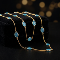 Collier chaîne en calcédoine bleu ciel taille briolette ovale 8x10mm, plaqué or 18 carats, avec chaîne ancre 22 maillons, style tendance