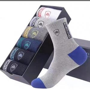 Chaussettes de sport athlétiques pour hommes en coton supérieur, rayées blanches et noires, respirantes, sans effort, personnalisables, avec logo, tendance 2026 - Product Image 3