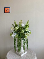 Grand arrangement de fleurs artificielles blanches et vertes, orchidée en soie, plante artificielle dans un vase en urne pour la décoration de mariage, d'hôtel et de maison