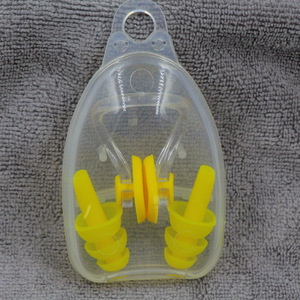 Juego de pinza nasal y tapones para los oídos de silicona para nadar con estuche de plástico color blanco - Product Image 3