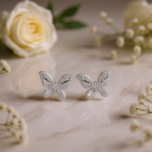 Orecchini a farfalla in oro bianco con strass di cristallo incastonati a canale per l'uso quotidiano da donna, stile classico - Product Image 2