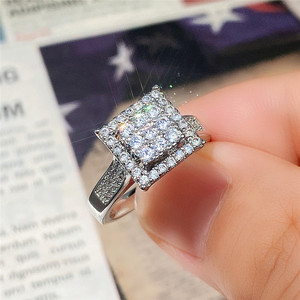 F1314 Anello di fidanzamento da donna in oro bianco con diamanti taglio principessa, colore G, diamanti laterali - Product Image 3