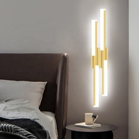 Applique murale latérale LED moderne réglable et chaude IP20 en fer, conception de ligne verticale simple pour chambre à coucher, hôtel, canapé, salon, utilisation en extérieur
