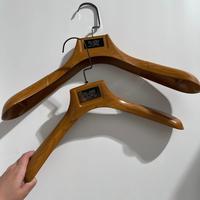 Cintre en plastique couleur bois pour costumes, épaules larges, avec logo personnalisé, pour magasins de vêtements haut de gamme (hommes et femmes) et usage domestique