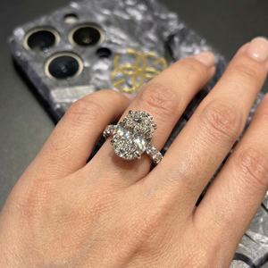 Anillo de Platino de Lujo para Mujer con Detalles de Diamantes, Diseño Contemporáneo y Elegante, Opción de Joyería Perfecta para Compromiso o Aniversario - Product Image 5