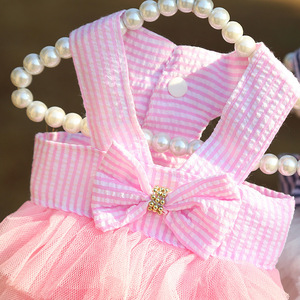 ชุดเดรสสัตว์เลี้ยงลายทางโพลีเอสเตอร์ฤดูใบไม้ผลิ/ฤดูร้อนแบบกำหนดเอง เป็นมิตรกับสิ่งแวดล้อม หรูหรา พร้อมลูกไม้ ออกแบบโดยดีไซเนอร์สำหรับสุนัข ขายส่งแบบ OEM - Product Image 4