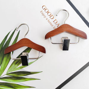 Mini <span class=keywords><strong>cintre</strong></span> mignon <span class=keywords><strong>en</strong></span> <span class=keywords><strong>bois</strong></span> pour petits animaux de compagnie chien chat <span class=keywords><strong>petit</strong></span> <span class=keywords><strong>cintre</strong></span> <span class=keywords><strong>en</strong></span> <span class=keywords><strong>bois</strong></span> suspendu pour bébé avec clip mini <span class=keywords><strong>cintre</strong></span> pour vêtements de poupée <span class=keywords><strong>en</strong></span> stock - Product Image 4