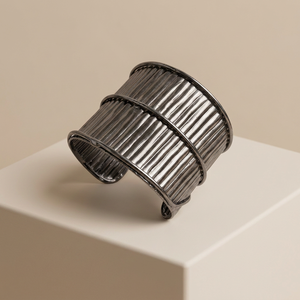 Brazalete Unisex Hecho a Mano para Fiestas, Elegante y Clásico de Latón, Bañado en Metal Color Plomo, Diseño Redondo Plano - Product Image 2