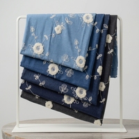Kain Denim Bordir Motif Bunga Mete Sentuhan Lembut Grosir Pabrik untuk Celana Rok Denim Kemeja Musim Semi / Musim Panas