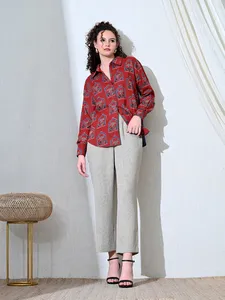 Camisa de mujer corta con estampado de verano tejido de gran tamaño bohemio rojo con yugo trasero contrastante y tapeta 100% algodón - Product Image 3