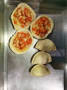Machine automatique commerciale pour la fabrication d'empanadas à bords frisés, de Yau <span class=keywords><strong>Gok</strong></span>, de samosas et de pâtisseries frites fourrées - Product Image 6