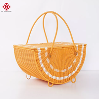 Panier de pique-nique portable XH en résine de fibres de polypropylène tressé à la main en rotin avec poignée pivotante et couvercle
