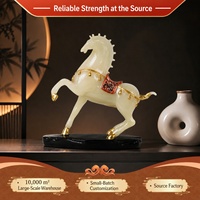 Figurine de cheval en résine de couleur ivoire traditionnelle avec base noire et détails dorés, sculpture animale de table pour la décoration de la maison ou du bureau