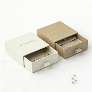 Özel Üst Düzey Taşınabilir Mücevher Ambalaj Kutusu Kişiselleştirilmiş Logo Manyetik Kapatmalı Kabartmalı Çekmece Tasarımı Mikrofiber Kese - Product Image 1