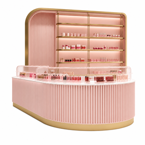 Mostrador de Exhibición de Cosméticos Curvo Rosa con Estantes Traseros en Forma de Arco Dorado y Cajas Acrílicas para Tienda de Belleza Personalizado - Product Image 2