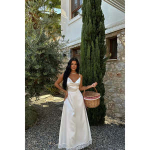 Robe de travail blanche en satin à bretelles fines - Product Image 2