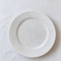 Assiettes de présentation bleu ciel à bord festonné avec détails dorés, en plastique jetable, pour la mise en table de mariages et fêtes d'anniversaire