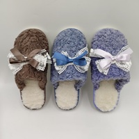 Mules en fourrure moelleuse pour femmes, à bout fermé, avec décoration en nœud en satin, doublure en peluche, chaudes, antidérapantes, pour la maison