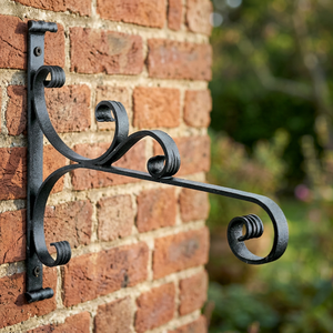 Support mural simple face en fer forgé pour plantes avec revêtement en poudre noire - Product Image 2