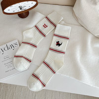 Mode haute qualité personnalisé Double aiguille mignon coton peigné broderie chaussettes chien blanc rayé chaussettes femmes équipage chaussettes pour femmes