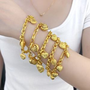 Vente en gros de breloques en forme de cœur en laiton plaqué or 24 carats, bijoux tendance pour bracelet femme - Product Image 2