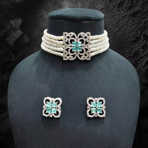 Conjunto de colgante de collar de latón AD de tendencia india con cadena de hilo de perlas estilo etéreo para boda y fiesta de mujer - Product Image 1