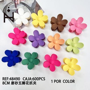 Fermaglio per capelli a forma di fiore a cinque petali satinato da 8 cm, 1 per colore - Product Image 3