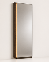 Miroir mural LED pleine longueur personnalisé en noyer avec socle en bronze pour projets hôteliers