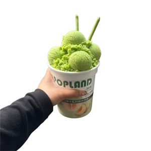 Modelo para Amantes de los Postres: Una Cucharada de Delicia de la Tradicional Heladería Italiana, Bolas de Helado Redondas y Completas en la Taza - Product Image 1