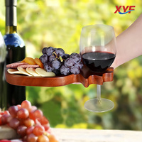Creatief aperitiefplateau in de vorm van perzikbloesems, afneembaar tafelblad, dessert, fruit, rode wijn, houten dienblad, modern en eenvoudig