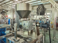 Machine d'emballage automatique verticale quantitative pour le remplissage de sachets de miel liquide, de bâtonnets de lait frais et de sachets de yaourt