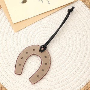 Porte-clés en cuir de luxe pour sac à main, breloque en forme de fer à cheval, design tendance, cadeau - Product Image 2