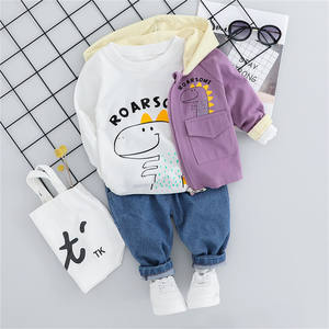 Conjunto de Tres Piezas para Niños: Camisa Casual de Dinosaurio, Jeans Robin y Sudadera con Mangas de Diferentes Colores, de Fábrica China - Product Image 3