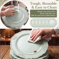 Assiettes de présentation vert sauge de 13 pouces en gros, sous-assiettes en plastique PP à motif floral gaufré vintage pour la décoration de mariages, banquets et fêtes (vente en gros)