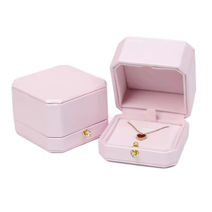 Caja de Joyería Octogonal de PU Personalizada, Exquisito Contenedor de Embalaje, Caja de Terciopelo para Collares en Rosa, Azul y Verde con Logotipo en Relieve - Product Image 4