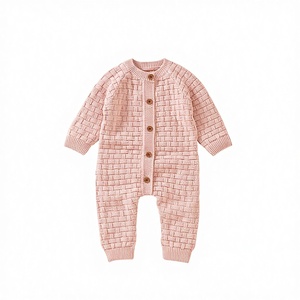 Conjunto de artículos esenciales para bebé LittleYumi: pelele de punto con gorro a juego - Product Image 3