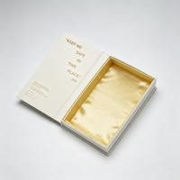 Boîte à bijoux rigide magnétique de style livre personnalisée, boîte cadeau blanc crème avec doublure en satin doré et gaufrage, emballage de bijoux de luxe