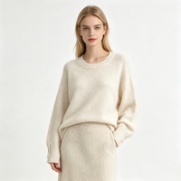 Pull en maille doux effet cachemire pour femme, col rond, manches longues, poignets boutonnés, coupe ample et oversize, idéal automne-hiver