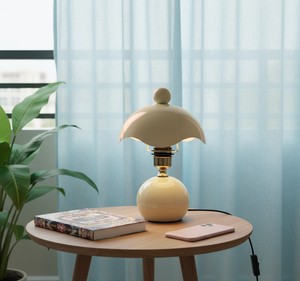 Lampe de table LED à base en bois, blanc chaud 2700K, commande tactile, design minimaliste, hauteur 37cm, alimentée par batterie, lumière de nuit à intensité variable - Product Image 3