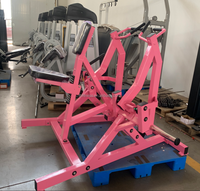 Máquina ergonómica de fuerza para espalda con placas de acero y reposapiés ajustables para culturismo y entrenamiento de brazos, enfocada en la seguridad.