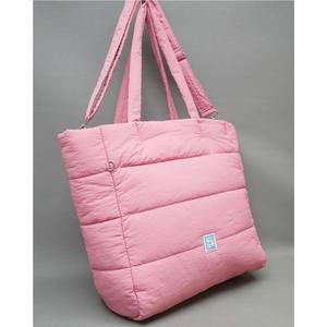 Service de développement de conception de sacs souples en nylon personnalisés OEM, création de sacs fourre-tout gonflés personnalisés pour les solutions de mode féminine - Product Image 1