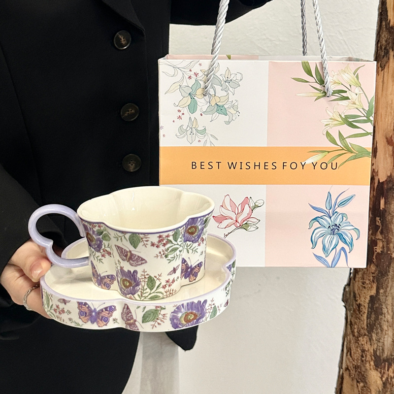 Tasse à café, soucoupe, boule, cuillère, coffret cadeau, sac - motif fleur de gesang violette.