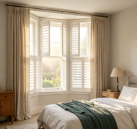 Volets de fenêtre sur mesure en bois et PVC à lamelles réglables pour hôtel