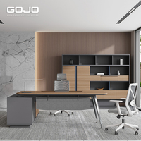Bureau et chaise de bureau élégants et modernes, design simple et durable pour le directeur général ou le président.