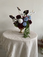 Arrangement d'Anthurium Bourgogne, Petite Boule de Fleurs de 30 cm avec Centre de Table Dahlia Bleue, Décoration de Mariage